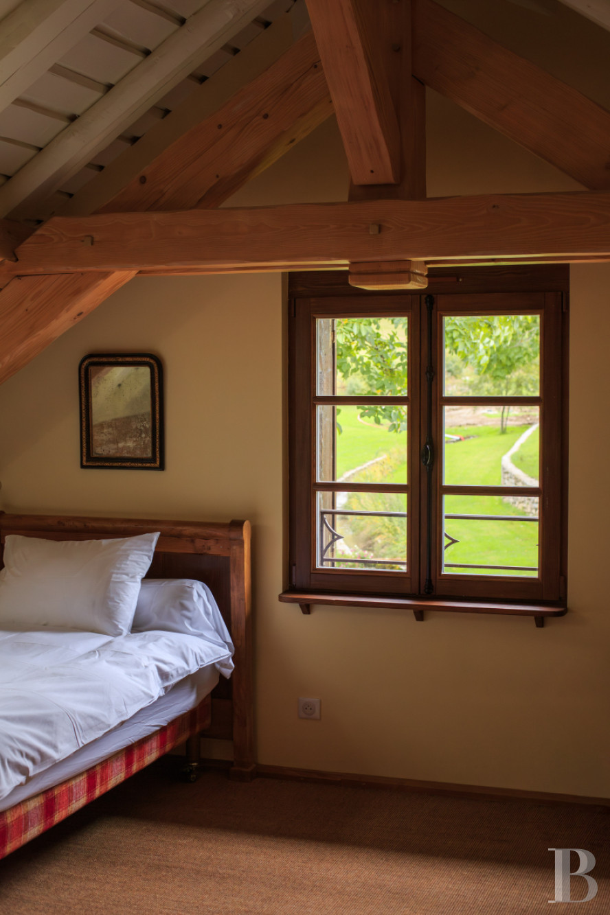 Dans le Haut-Bugey, à mi-chemin entre Lyon et Genève, une ferme abbatiale du 17e siècle transformée en une vaste et confortable demeure.  - photo  n°35
